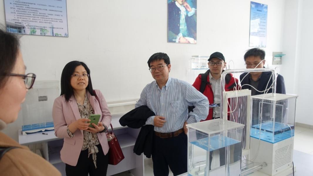 图片包含 人, 女人, 室内, 桌子描述已自动生成