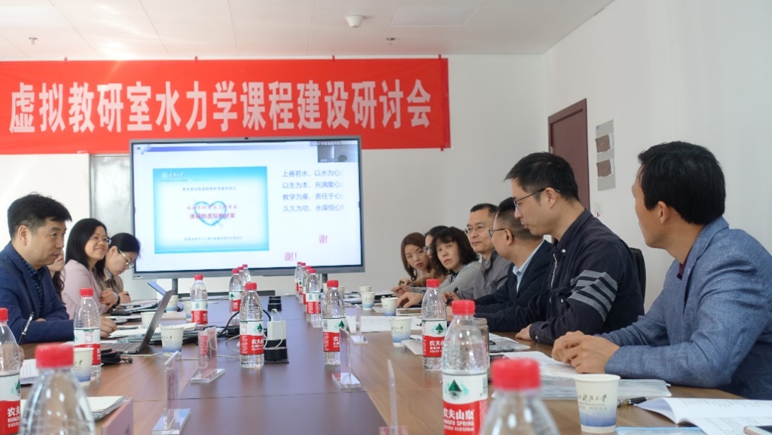 一群人坐在桌子前描述已自动生成