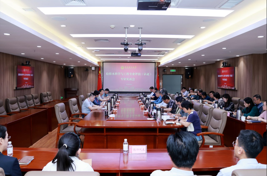 人们在看台上的人在房间里AI 生成的内容可能不正确。